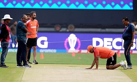 அகமதாபாத் ஆடுகளத்தின் தன்மையை பயிற்சியாளர் ராகுல் டிராவிட் ஆய்வு செய்ததை படத்தில் காணலாம்.