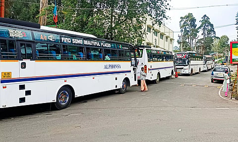 கொடைக்கானலில் தனியார் தங்கும் விடுதியின் முன்பு நிறுத்தப்பட்டுள்ள வாகனங்களை படத்தில் காணலாம்.