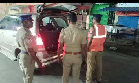 திண்டிவனத்தில் போலீசார் வாகன சோதனையில் ஈடுபட்ட காட்சி.