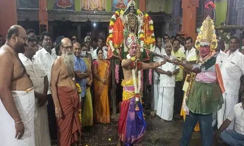 மயிலம் முருகர் கோவிலில் சஷ்டியை முன்னிட்டு நேற்று நடந்த சூரசம்ஹார விழாவில் அமைச்சர் செஞ்சி மஸ்தான் பங்கேற்றார்.