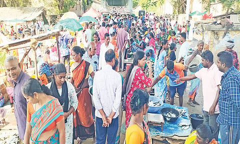 கடலூர் முதுநகர் மீன் மார்க்கெட்டில் மீன்களை வாங்க வந்த பொதுமக்களை படத்தில் காணலாம்.