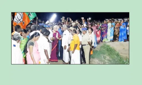 மத்திய மந்திரி நிர்மலா சீதாராமனிடம் லாந்தை கிராம மக்கள் மனு அளித்த காட்சி.
