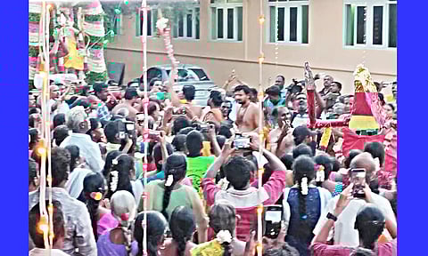 துலுக்கன்குறிச்சியில் உள்ள வாழைமர பாலசுப்பிரமணிய சுவாமி கோவிலில் கந்தசஷ்டி விழாவையொட்டி, சூரசம்ஹாரம் நிகழ்ச்சி நடைபெற்றபோது எடுத்தபடம்.