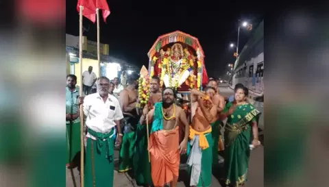 சூரசம்ஹாரத்தின்போது மகுடஞ்சாவடி சுப்ரமணிய சாமியை பக்தர்கள் ஊர்வலமாக அழைத்து வந்த காட்சி.&nbsp;