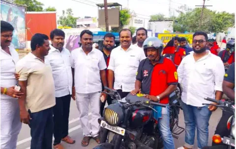 தூத்துக்குடி வந்த தி.மு.க. வாகன பேரணியை மேயர் ஜெகன் பெரியசாமி தலைமையில் தி.மு.க.வினர் வரவேற்ற காட்சி.