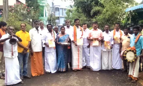 வீடு வீடாக சென்று பத்திரிக்கை வைக்கும் நிகழ்ச்சியை தெற்கு மாவட்ட தலைவர் ஜெய்சதீஷ் தொடங்கி வைத்தார்