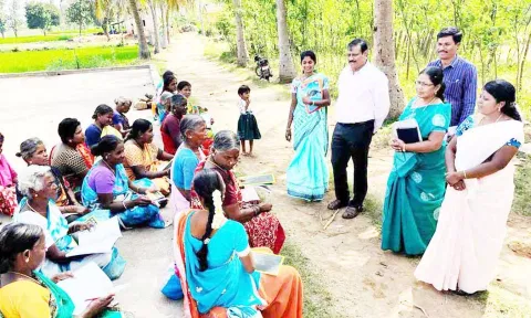 தருமபுரி மாவட்டத்தில் செயல்பட்டுவரும் புதிய பாரத எழுத்தறிவு திட்ட செயல்பாடுகளை பள்ளி சாரா மற்றும் கல்வி இயக்க இணை இயக்குநர் குமார் செய்த போது எடுத்த படம்.
