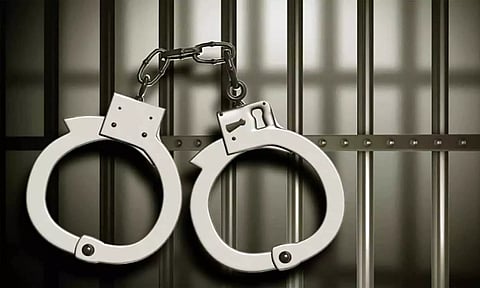 படிக்கட்டில் இருந்து தவறி விழுந்த மாணவனின் கால்கள் அகற்றம்- மாநகர பஸ் டிரைவர் கைது