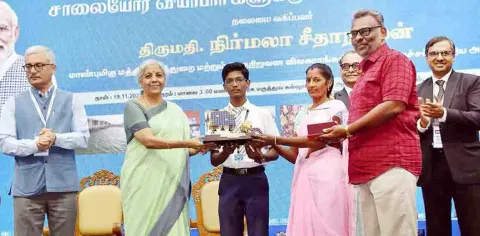 மாணவர் ஒருவருக்கு மத்திய நிதி மந்திரி நிர்மலா சீதாராமன் சந்திராயன் விண்கல மாதிரியை வழங்கினார்.