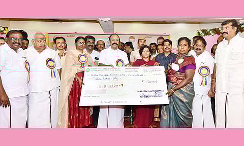 விழாவில் அமைச்சர் கே.ஆர்.பெரியகருப்பன், மகளிர் சுயஉதவிக்குழுவினருக்கு கடனுத விகளை வழங்கிய காட்சி. அருகில் கலெக்டர் ஆஷா அஜித் மற்றும் கூட்டுறவுத்துறை அதி காரிகள் உள்ளனர்.