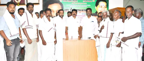 கல்லல் ஒன்றிய பூத் கமிட்டி பொறுப்பாளர்கள் ஆலோசனை கூட்டத்தில் மாவட்டச் செயலா ளர் செந்தில்நாதன் முன்னிலையில், அ.தி.மு.க.வில் இணைந்த தி.மு.க. நிர்வாகிகளை படத்தில் காணலாம். அருகில் நிர்வாகிகள் உள்ளனர்.
