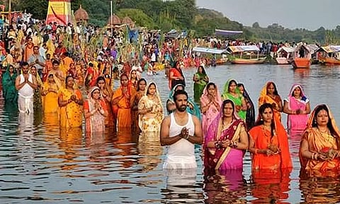 சூரியனை வழிபடும் சத் பூஜை: வடமாநிலத்தவர்கள் கொண்டாட்டம்!