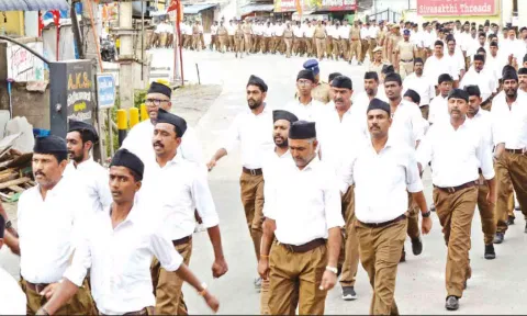 ஆர்.எஸ்.எஸ். அமைப்பினர் அணிவகுப்பு ஊர்வலம் சென்ற காட்சி.

