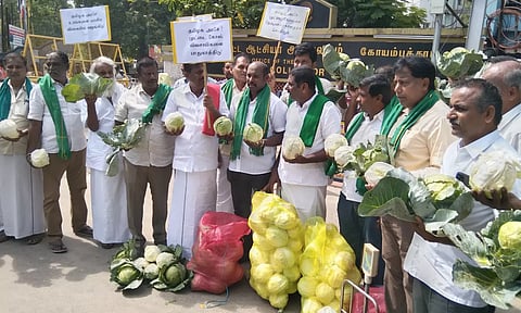 கோவை கலெக்டர் அலுவலகத்துக்கு கையில் முட்டைகோஸ் ஏந்தியபடி மனு கொடுக்க வந்த விவசாயிகள்