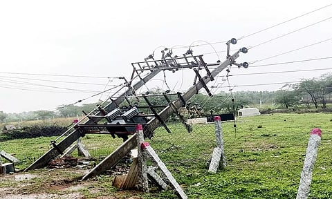 சரிந்த நிற்கும் மின்மாற்றியை படத்தில் காணலாம்.