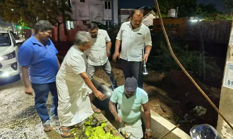 மேயர் ஜெகன் பெரியசாமி மழை நீர் தேங்கிய பகுதிகளை ஆய்வு செய்த காட்சி.