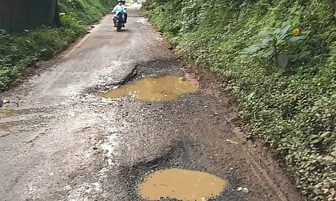 குண்டும் குழியுமான சாலைகளை உடனடியாக சீரமைக்க வேண்டும்- ஓவேலி மக்கள் இயக்கம் கோரிக்கை