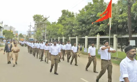 ஆர்.எஸ்.எஸ். ஊர்வலத்தில் அணிவகுத்த தொண்டர்கள்.