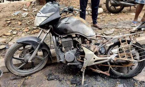 எழும்பூர் போலீஸ் குடியிருப்பில் 8 மோட்டார் சைக்கிள்கள் தீ வைத்து எரிப்பு