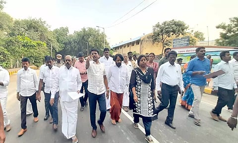கிரிவலப்பாதையில் அமைச்சர் எ.வ.வேலு ஆய்வு செய்த காட்சி.
