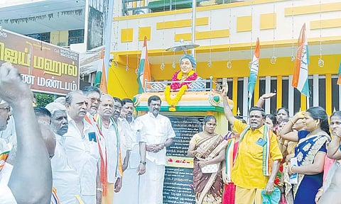 இந்திராகாந்தி சிலைக்கு மாலை அணிவித்து மரியாதை செலுத்தப்பட்டது.