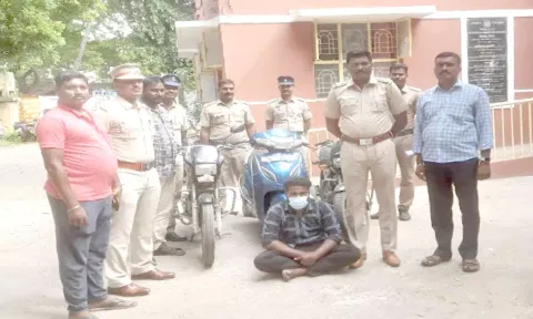 கைது செய்யப்பட்ட வாலிபர், பறிமுதல் செய்யப்பட்ட பைக்குகளை படத்தில் காணலாம்.