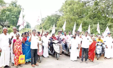 ஆர்ப்பாட்டத்தில் ஈடுபட்ட மாற்றுத்திறனாளிகள்.