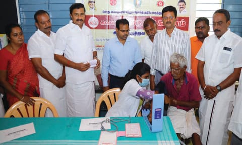 வருமுன் காப்போம்&nbsp; திட்ட மருத்துவ முகாமை அமைச்சர் மு.பெ.சாமிநாதன் தொடங்கிவைத்த காட்சி.