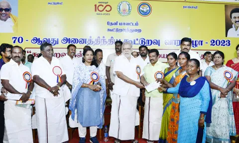 கூட்டுறவு வாரவிழாவில் சிறப்பாக செயல்பட்ட கூட்டுறவு சங்கங்களுக்கு நினைவு பரிசு, பயனாளிகளுக்கு நலத்திட்ட உதவிகளை அமைச்சர் இ.பெரியசாமி வழங்கினார். அருகில் மாவட்ட கலெக்டர் ஷஜீவனா மற்றும் பலர் உள்ளனர்.