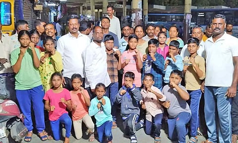 மாநில கூடோ சங்க தலைவர் வளவன் கலந்து கொண்டு வீரர்களை வாழ்த்தி வழியனுப்பி வைத்த காட்சி.&nbsp;