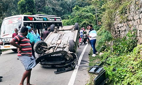 கொடைக்கானல் மலைச்சாலையில் கவிழ்ந்த கார்.