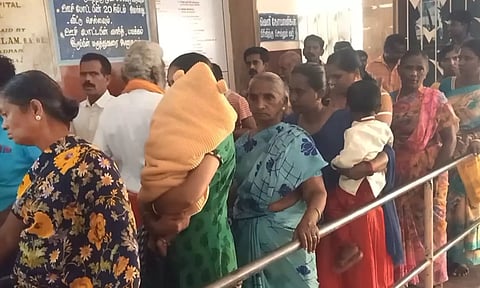 போடி அரசு ஆஸ்பத்திரியில் நீண்ட வரிசையில் காத்திருக்கும் நோயாளிகள்.