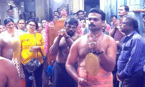 கார்த்திகை மாத முதல் சோமவாரத்தை முன்னிட்டு குகநாதீஸ்வரருக்கு 13 வகை வாசனை