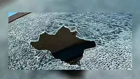 மைதானத்தில் நிறுத்தி வைக்கப்பட்ட தனியார் பள்ளி பஸ்சின் கண்ணாடி உடைப்பு ஆரோவில் போலீசார் விசாரணை