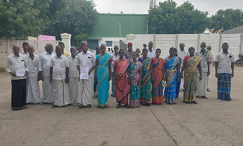 கள்ளக்குறிச்சி மாவட்ட கலெக்டர் அலுவலகத்திற்கு மனு அளிக்க வந்த விவசாயிகளை படத்தில் காணலாம்.