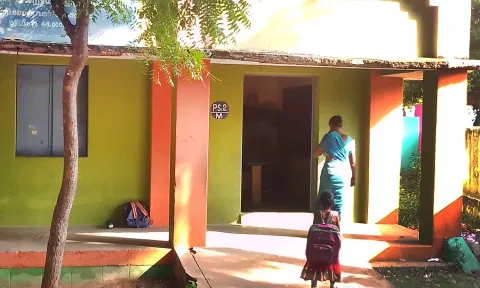 பாதுகாப்பு இல்லாத நிலையில் செயல்படும் அரசு தொடக்கப்பள்ளி.