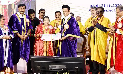 பின்னணி பாடகி பி.சுசீலாவுக்கு கவுரவ டாக்டர் பட்டம்: முதலமைச்சர் மு.க.ஸ்டாலின் வழங்கினார்