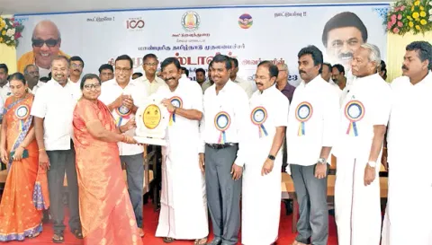 சேலத்தில் நடைபெற்ற கூட்டுறவு வார விழாவில் அமைச்சர் கே.என்.நேரு சிறந்த கூட்டுறவு சங்கங்களுக்கு பாராட்டு கேடயங்களை வழங்கிய காட்சி. அருகில் கலெக்டர் கார்மேகம், மேயர் ராமசந்திரன், பார்த்திபன் எம்.பி., எம்.எல்.ஏ.க்கள் ராஜேந்திரன், அருள், சதாசிவம், துணை மேயர் சாரதா தேவி, மாநகராட்சி கமிஷனர் பாலசந்தர், மத்திய கூட்டுறவு வங்கி மேலாண்மை இயக்குனர் மீராபாய், கூட்டுறவு சங்கங்களின் இணை பதிவாளர் ரவிக்குமார் மற்றும் பலர் உள்ளனர்.