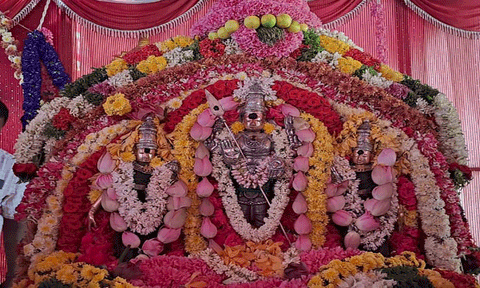 சென்னிமலை முருகன் கோவிலில் திரளான பக்தர்கள் சாமி தரிசனம்