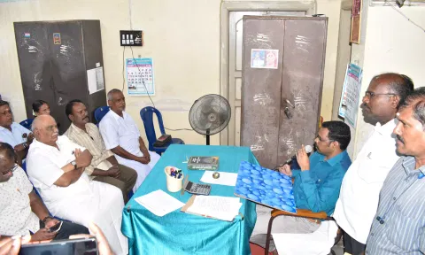 கூட்டத்தில் இந்து சமய அறநிலைத்துறை இணை ஆணையர் பரணிதரன் வாடகைதாரர்களுடன் ஆலோசனை நடத்தியபோது எடுத்தப்படம்.