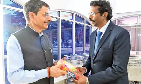 கவர்னர் ஆர்.என்.ரவியை மாவட்ட கலெக்டர் லட்சுமிபதி புத்தகம் வழங்கி வரவேற்ற காட்சி.