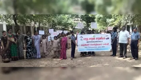 ஜேடர்பாளையம் அரசு மேல்நிலைப்பள்ளி சார்பில் டெங்கு விழிப்புணர்வுப் பேரணி நடைபெற்ற போது எடுத்த படம்.