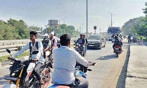 மேம்பாலத்தில் விரிசல் சீரமைக்கப்பட்டு போக்குவரத்து தொடங்கிய காட்சி.