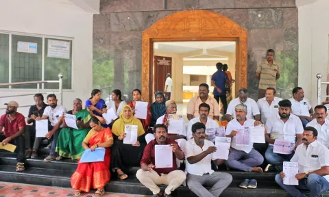 மாநகராட்சி அலுவலக நுழைவு வாயில் முன்பு தர்ணா போராட்டத்தில் ஈடுபட்ட கவுன்சிலர்கள்.