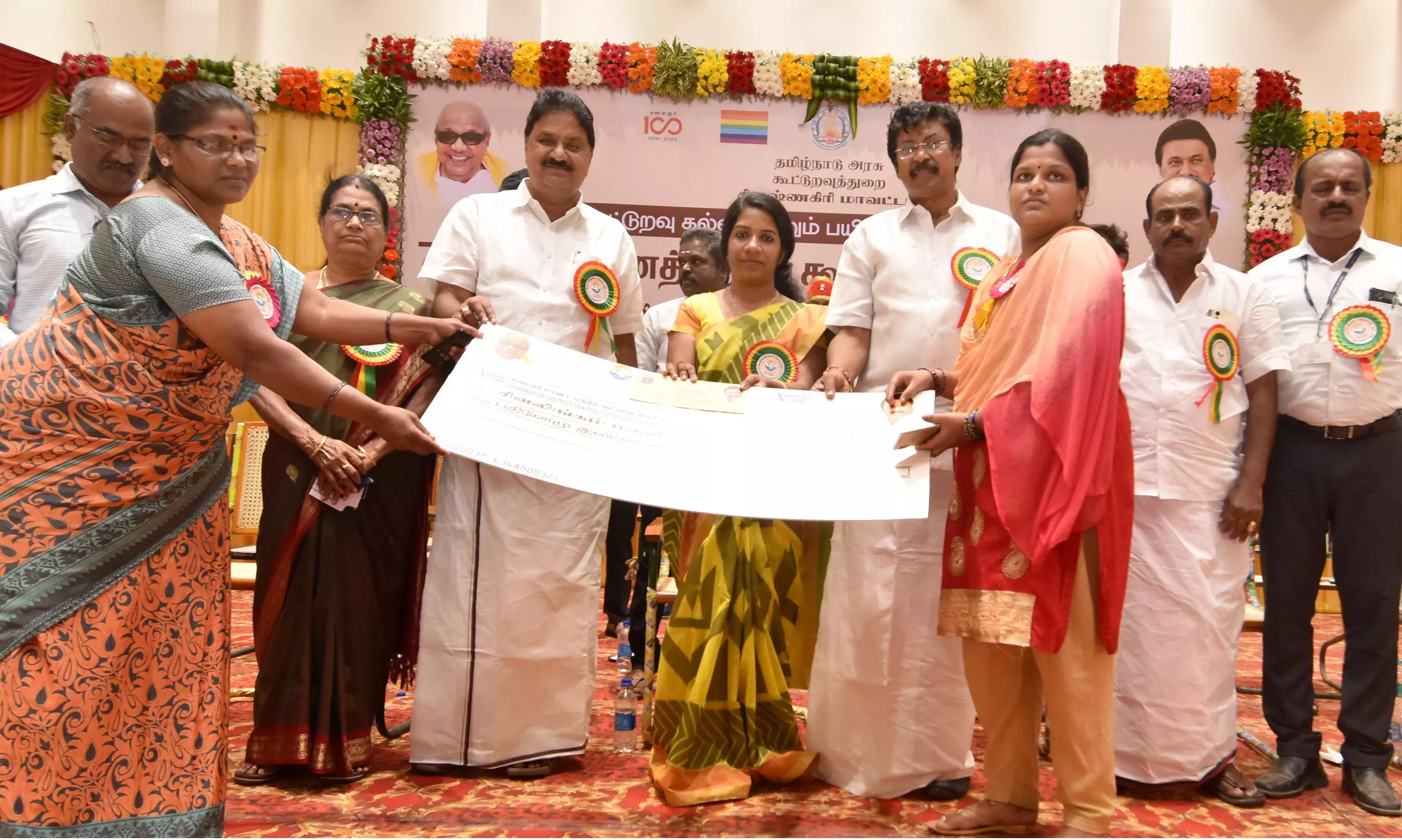 நிகழ்ச்சியில் மகளிர் சுய உதவிக்குழுக்களுக்கு கடனுதவிகளை கலெக்டர் சரயு, செல்லகுமார் எம்.பி., மதியழகன் எம்.எல்.ஏ. ஆகியோர் வழங்கிய போது எடுத்த படம்.