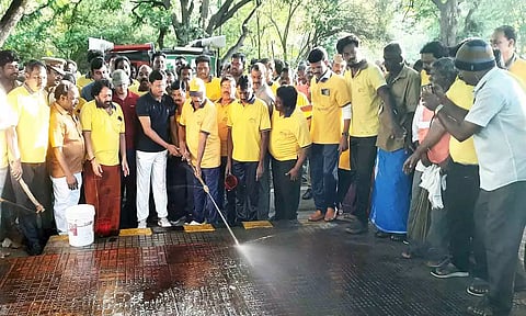 திருவண்ணாமலை கிரிவலப்பாதையில் தூய்மைப்பணியை அமைச்சர் எ.வ.வேலு தொடங்கி வைத்த காட்சி.