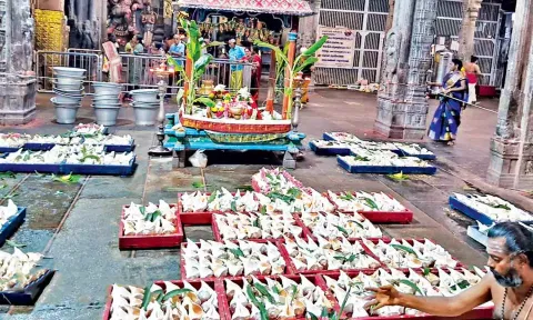 வைத்தீஸ்வரன்கோயிலில் புனிதநீர் நிரப்பப்பட்ட சங்குகள் சிவலிங்க வடிவில் அடுக்கி வைக்கப்பட்டிருந்தது.