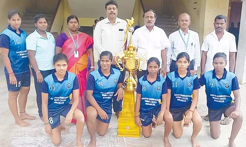 வெற்றிபெற்ற மாணவிகள் பாராட்டப்பட்டனர்.