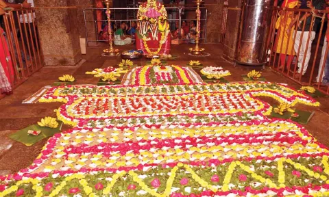 புனிதநீர் நிரப்பப்பட்ட சங்குகள் சிவலிங்க வடிவில் அடுக்கி வைக்கப்பட்டிருந்தது.