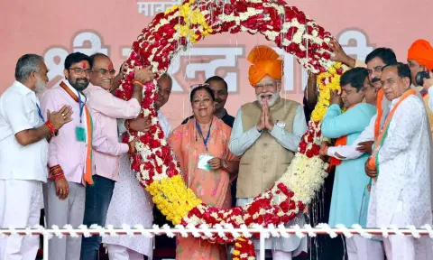 தேர்தல் தேதி அறிவித்த பிறகு முதன்முறையாக மோடியுடன் ஒரே மேடையில் வசுந்தர ராஜே சிந்தியா
